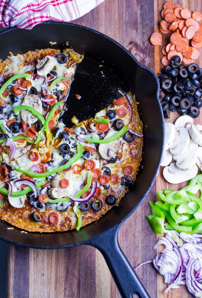 How to cook pizza in a cast iron pan